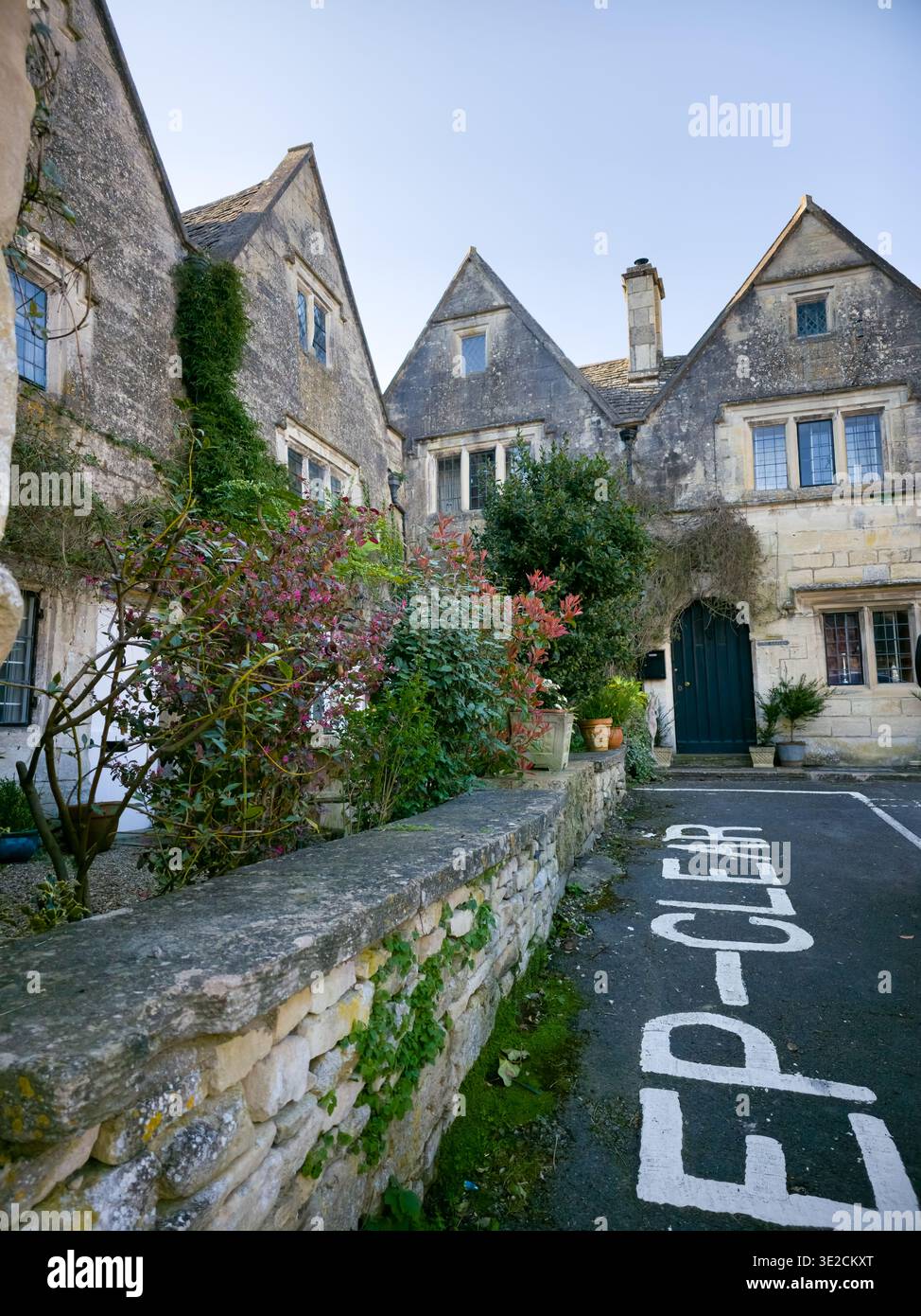 Sunlit Narrow Cotswold Lane avec Honey Stone Houses et Lens Flare, Painswick Area, Gloucestershire, Angleterre - Image de stock capturée avec un smartphone