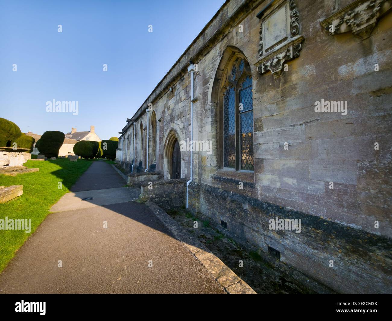Sunlit Narrow Cotswold Lane avec Honey Stone Houses et Lens Flare, Painswick Area, Gloucestershire, Angleterre - Image de stock capturée avec un smartphone