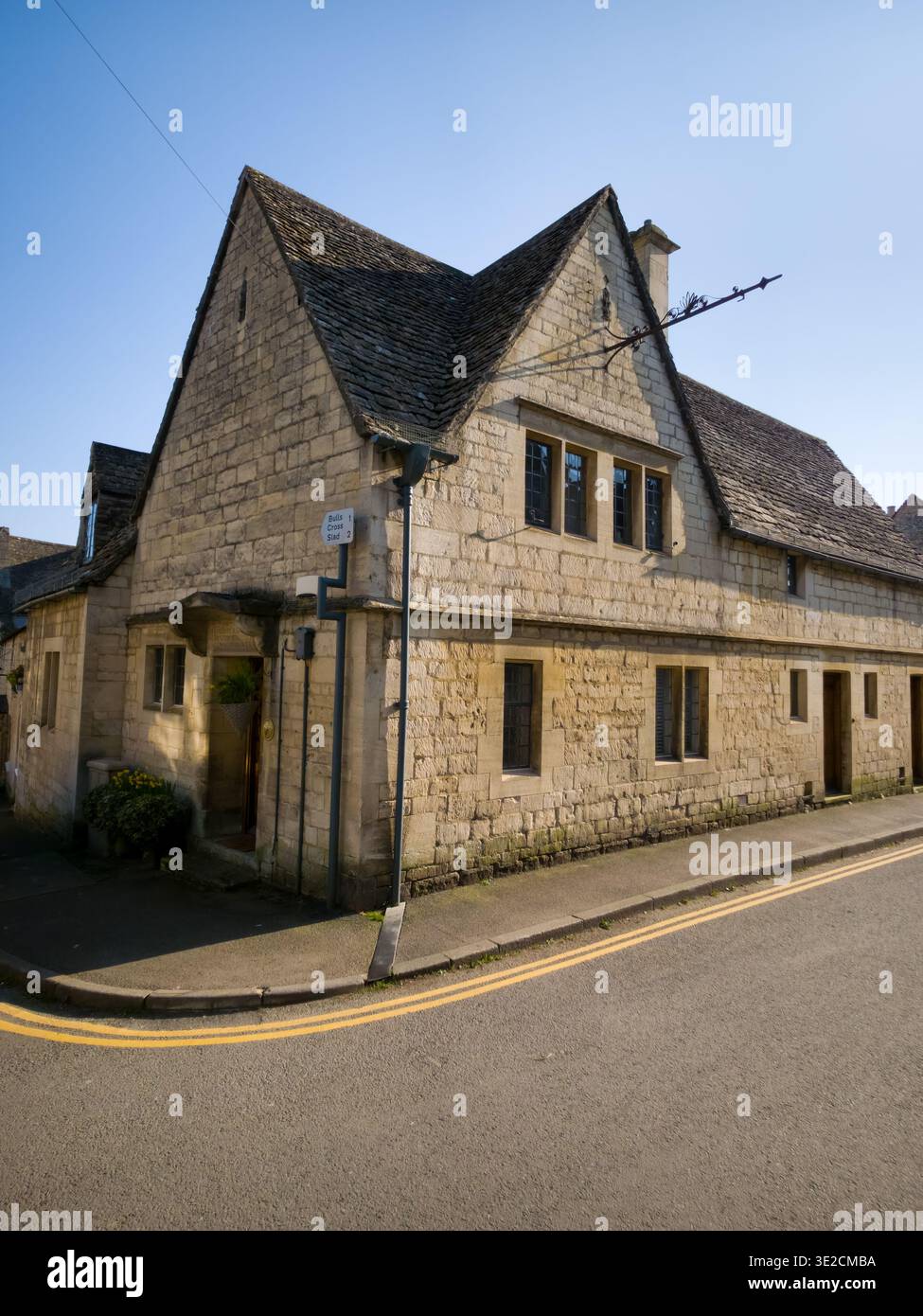 Sunlit Narrow Cotswold Lane avec Honey Stone Houses et Lens Flare, Painswick Area, Gloucestershire, Angleterre - Image de stock capturée avec un smartphone