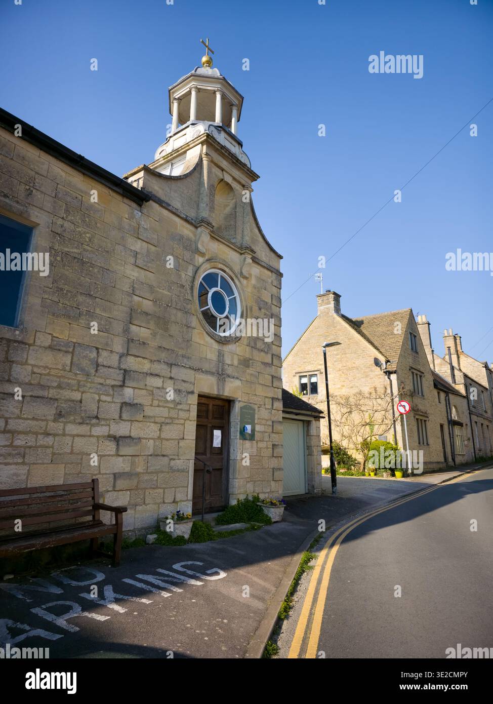 Sunlit Narrow Cotswold Lane avec Honey Stone Houses et Lens Flare, Painswick Area, Gloucestershire, Angleterre - Image de stock capturée avec un smartphone