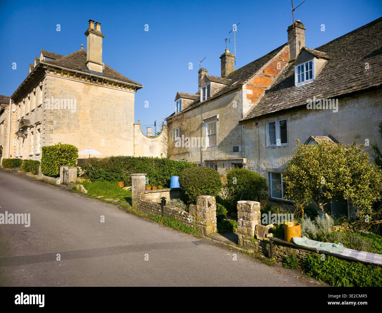 Sunlit Narrow Cotswold Lane avec Honey Stone Houses et Lens Flare, Painswick Area, Gloucestershire, Angleterre - Image de stock capturée avec un smartphone