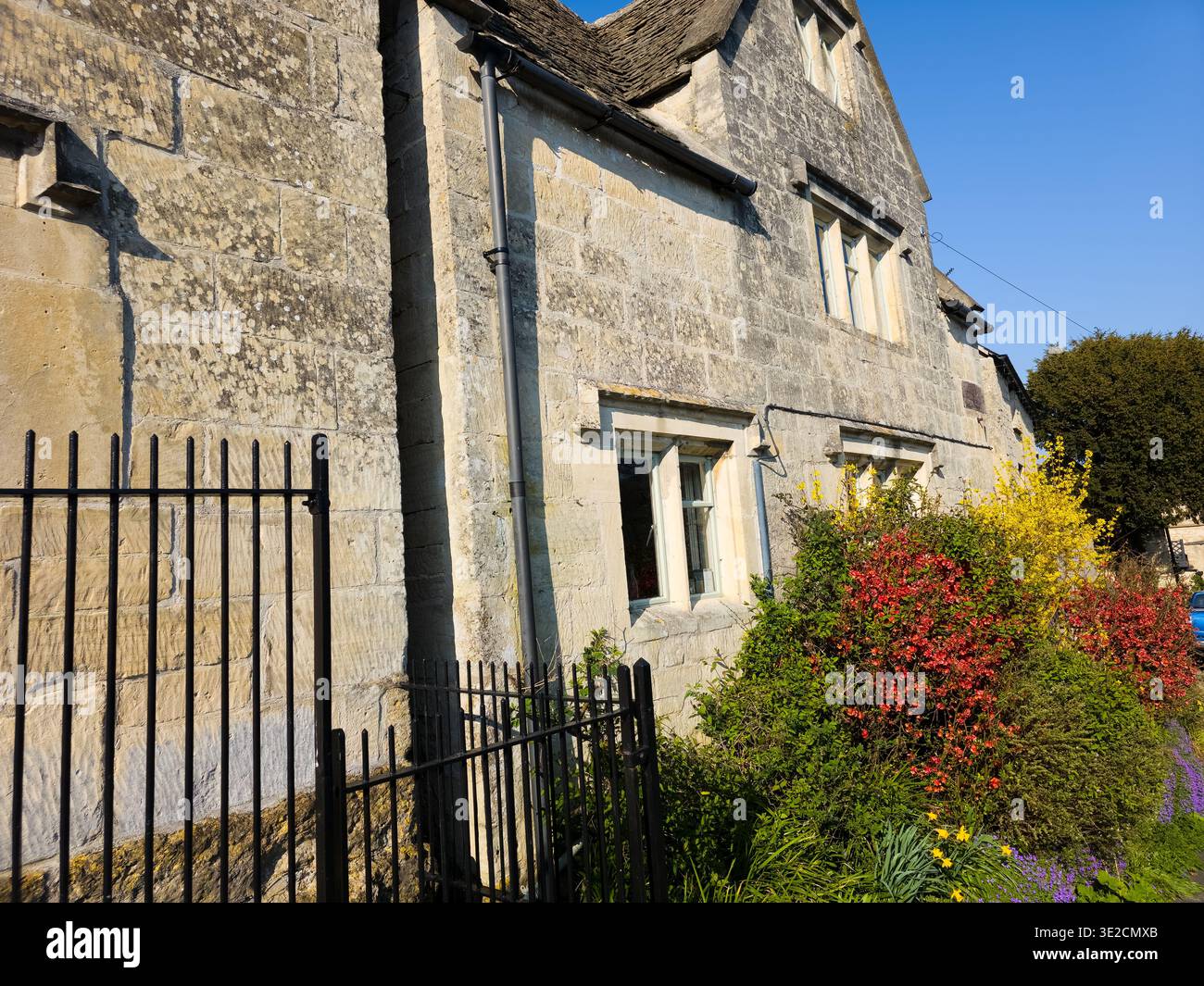 Sunlit Narrow Cotswold Lane avec Honey Stone Houses et Lens Flare, Painswick Area, Gloucestershire, Angleterre - Image de stock capturée avec un smartphone