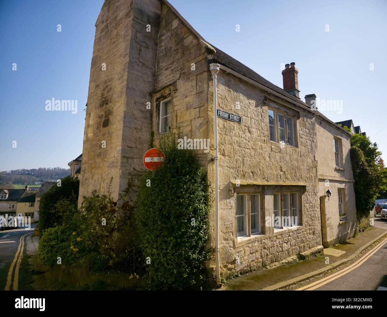 Sunlit Narrow Cotswold Lane avec Honey Stone Houses et Lens Flare, Painswick Area, Gloucestershire, Angleterre - Image de stock capturée avec un smartphone