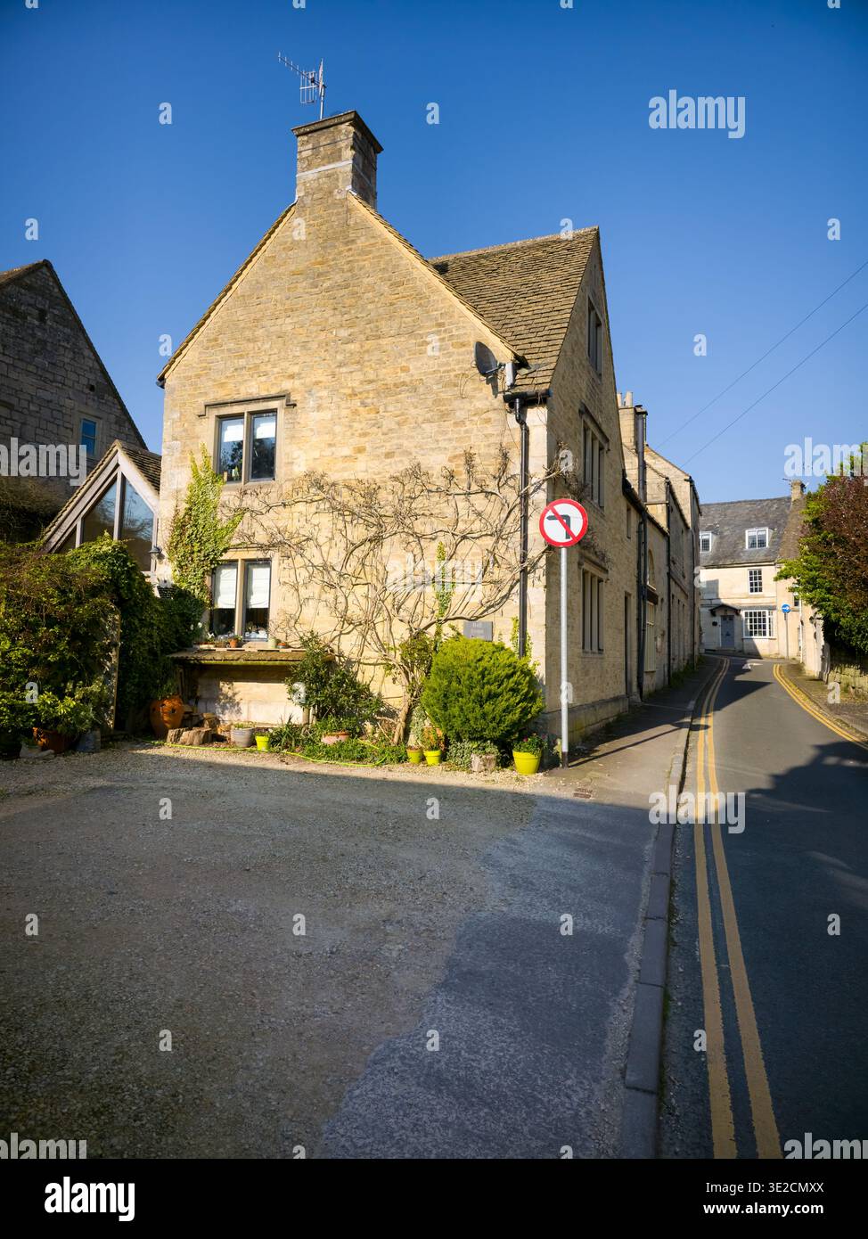 Sunlit Narrow Cotswold Lane avec Honey Stone Houses et Lens Flare, Painswick Area, Gloucestershire, Angleterre - Image de stock capturée avec un smartphone