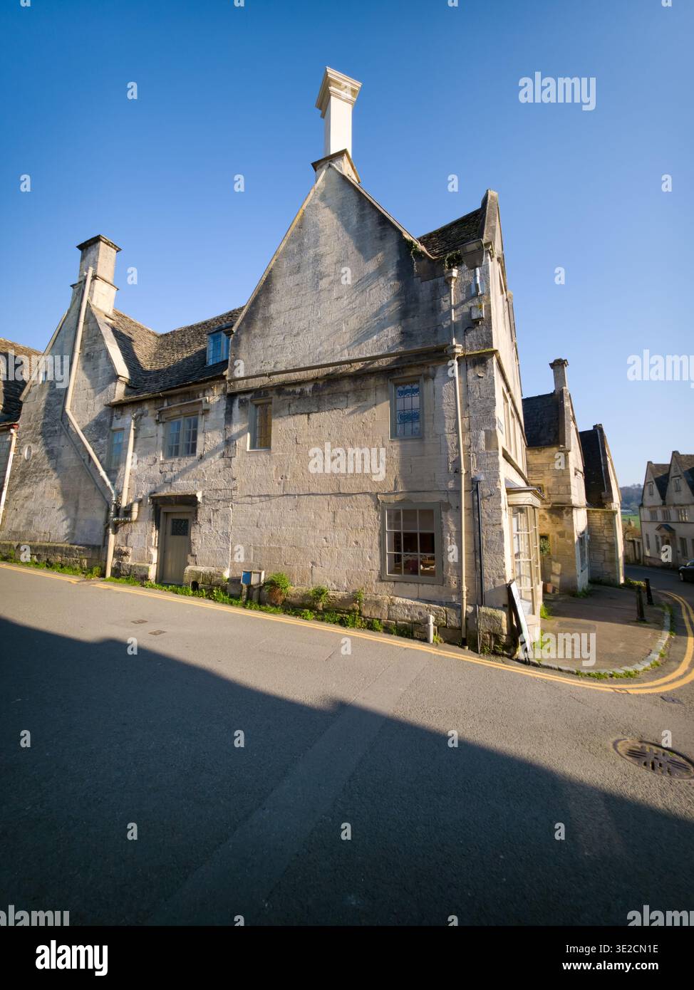 Sunlit Narrow Cotswold Lane avec Honey Stone Houses et Lens Flare, Painswick Area, Gloucestershire, Angleterre - Image de stock capturée avec un smartphone