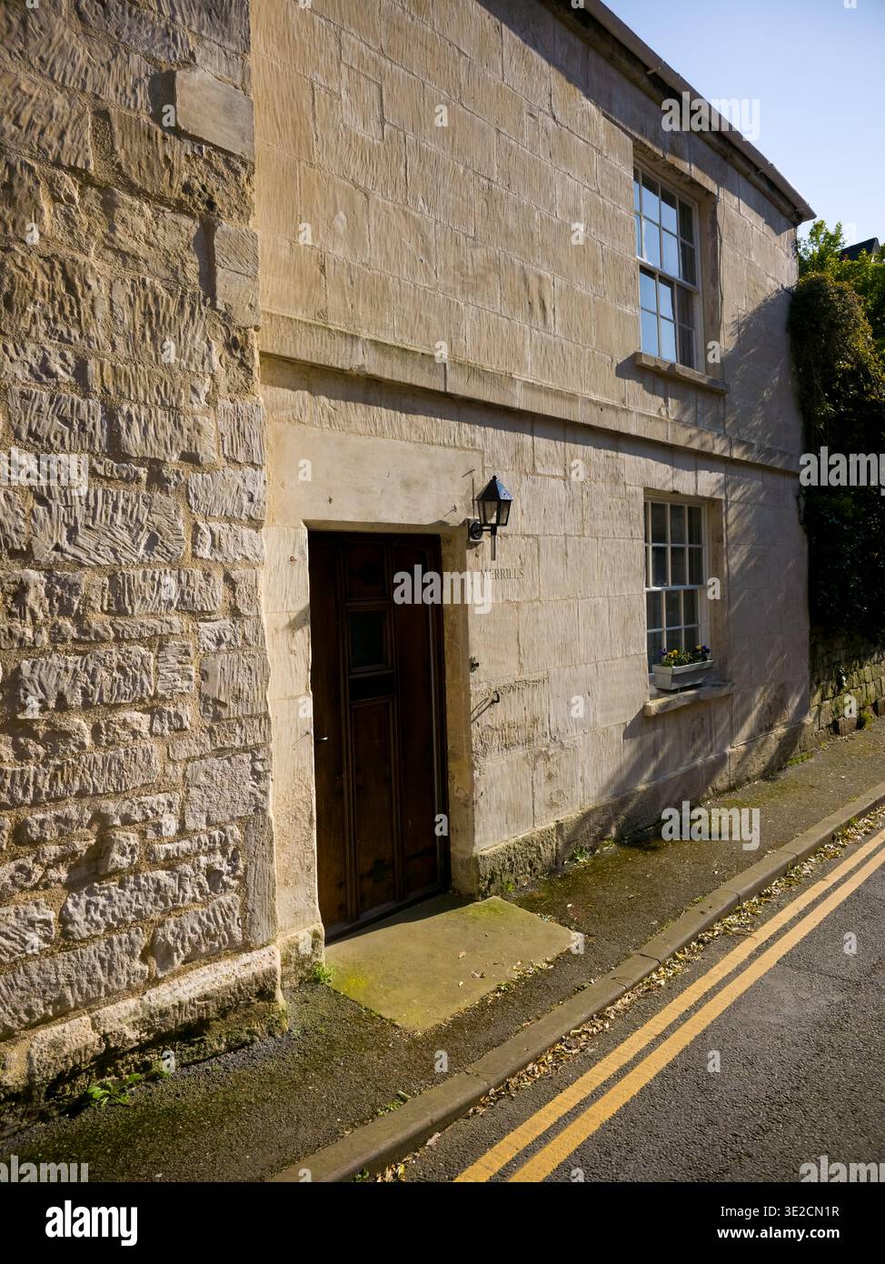 Sunlit Narrow Cotswold Lane avec Honey Stone Houses et Lens Flare, Painswick Area, Gloucestershire, Angleterre - Image de stock capturée avec un smartphone