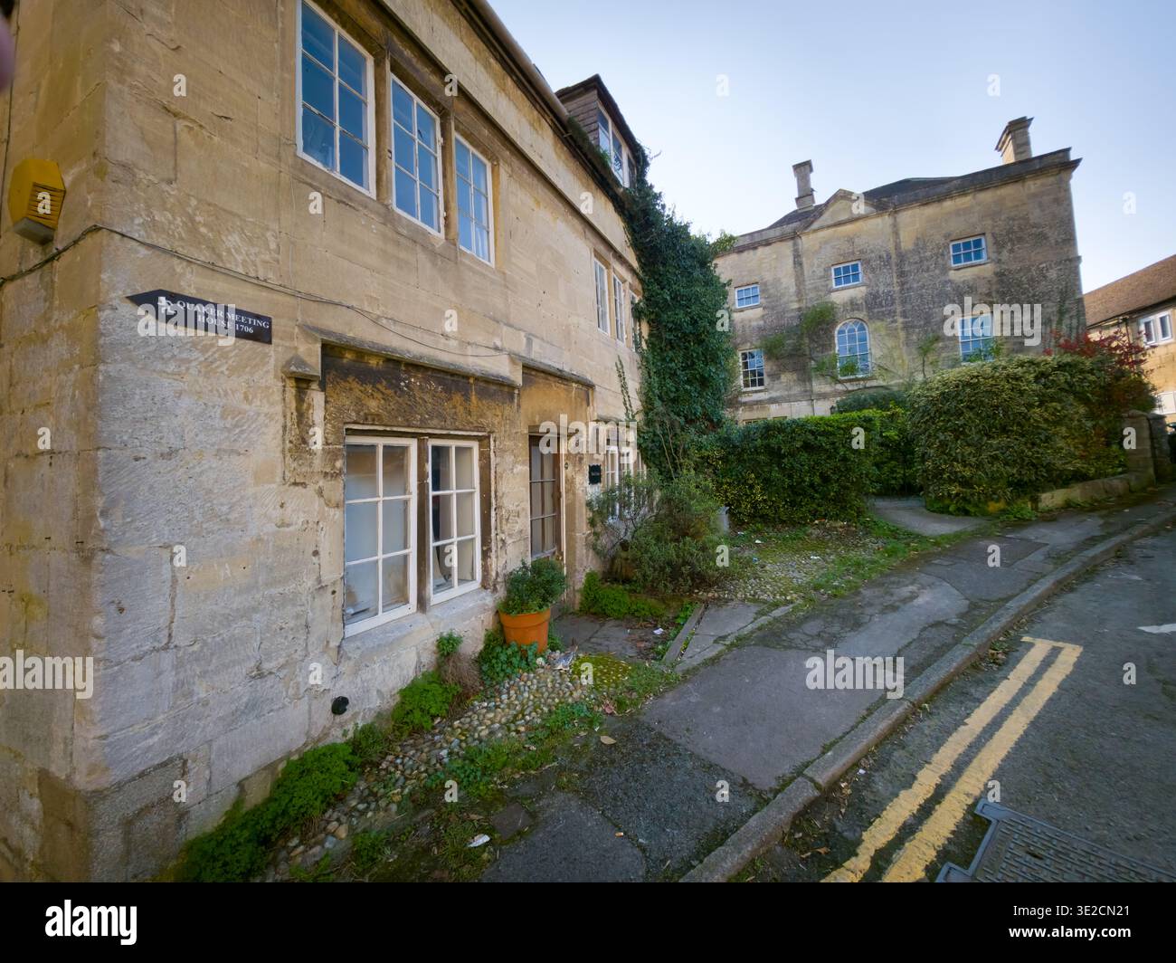 Sunlit Narrow Cotswold Lane avec Honey Stone Houses et Lens Flare, Painswick Area, Gloucestershire, Angleterre - Image de stock capturée avec un smartphone