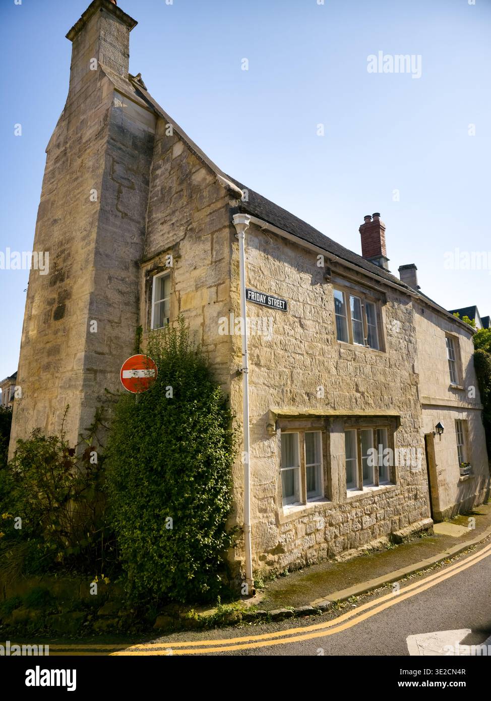Sunlit Narrow Cotswold Lane avec Honey Stone Houses et Lens Flare, Painswick Area, Gloucestershire, Angleterre - Image de stock capturée avec un smartphone