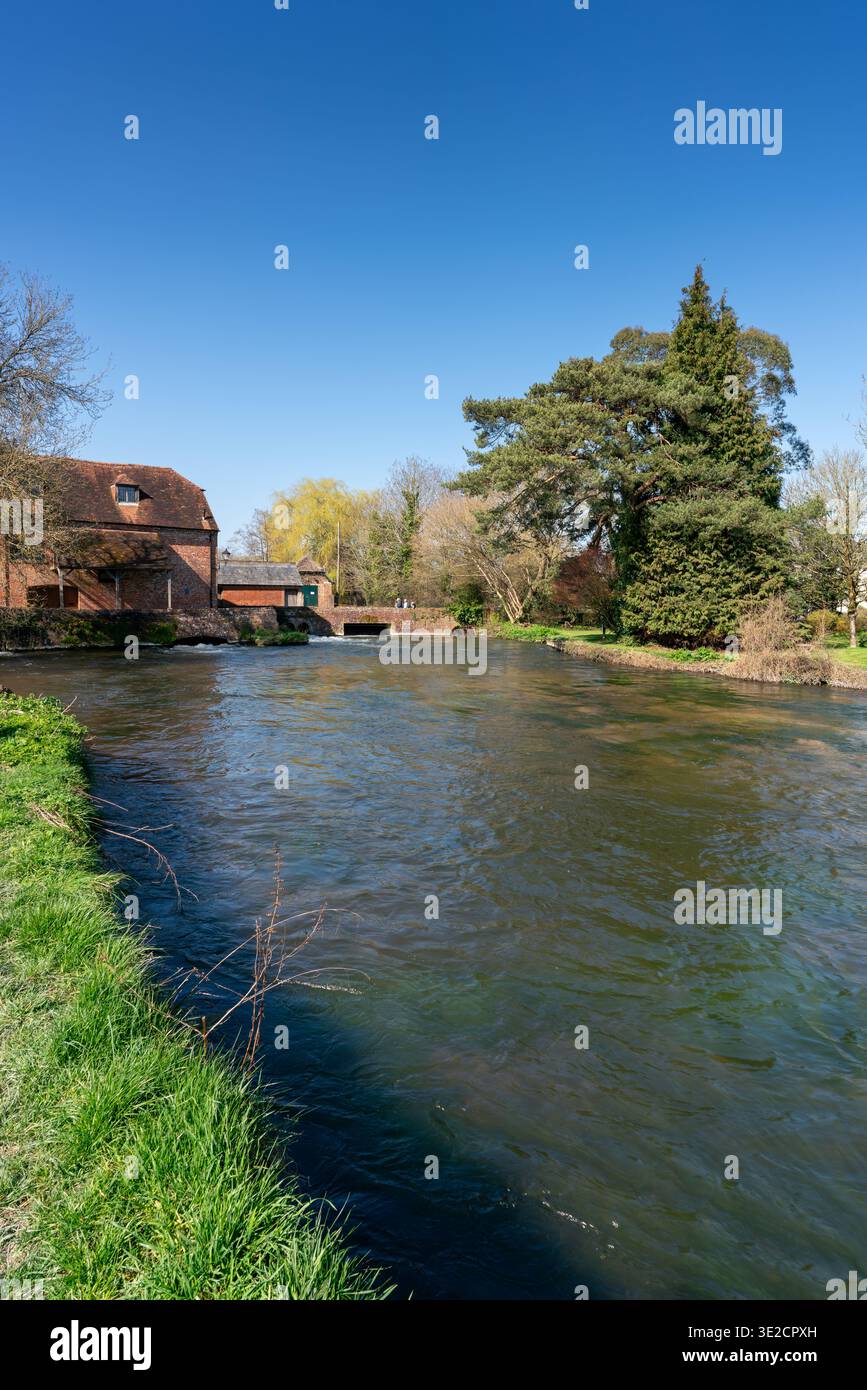 La rivière test du Hampshire qui coule à travers Sadlers Mill à Romsey Banque D'Images