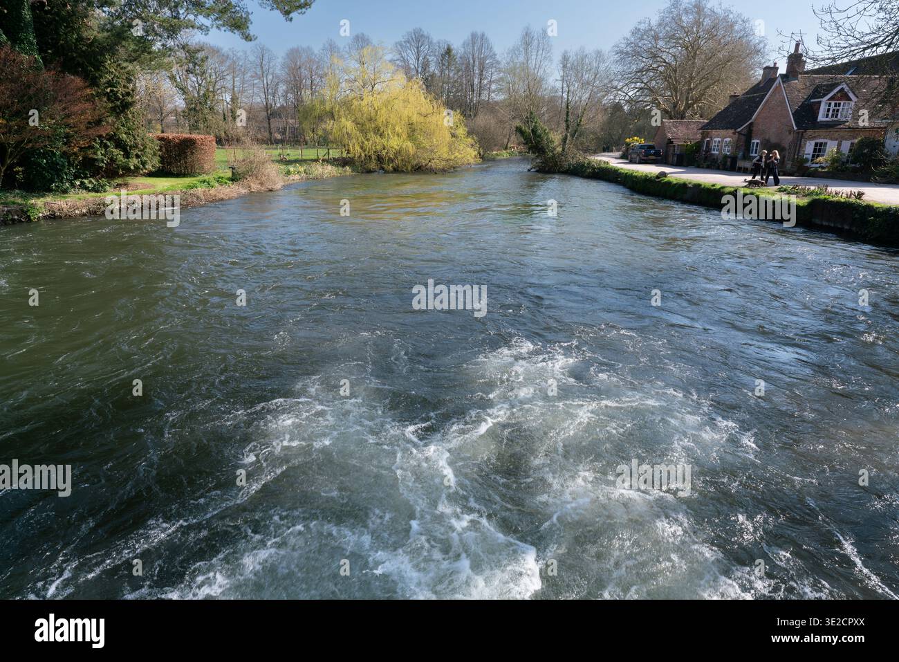 La rivière du Hampshire test comme elle coule à travers Romsey Banque D'Images