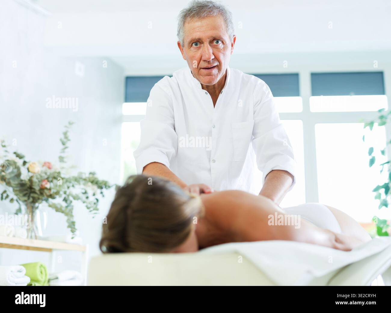 masseur masculin donnant massage à la patiente Banque D'Images