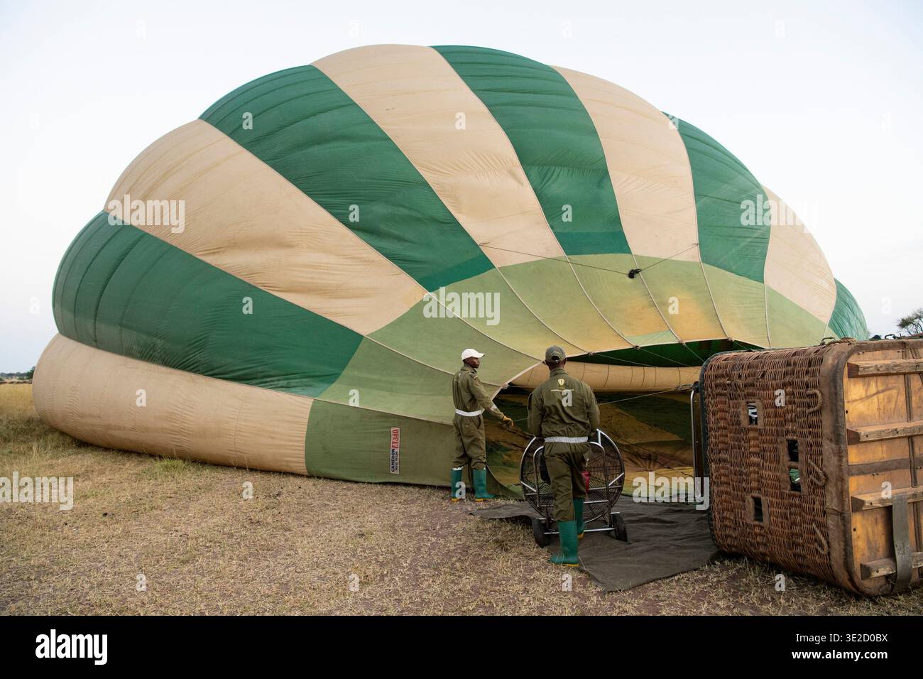 Préparation au décollage, safari en montgolfière dans le parc national du Serengeti, Tanzanie Banque D'Images