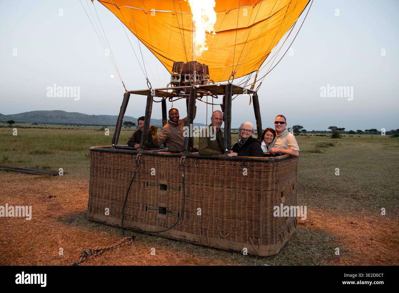 Préparation au décollage, safari en montgolfière dans le parc national du Serengeti, Tanzanie Banque D'Images