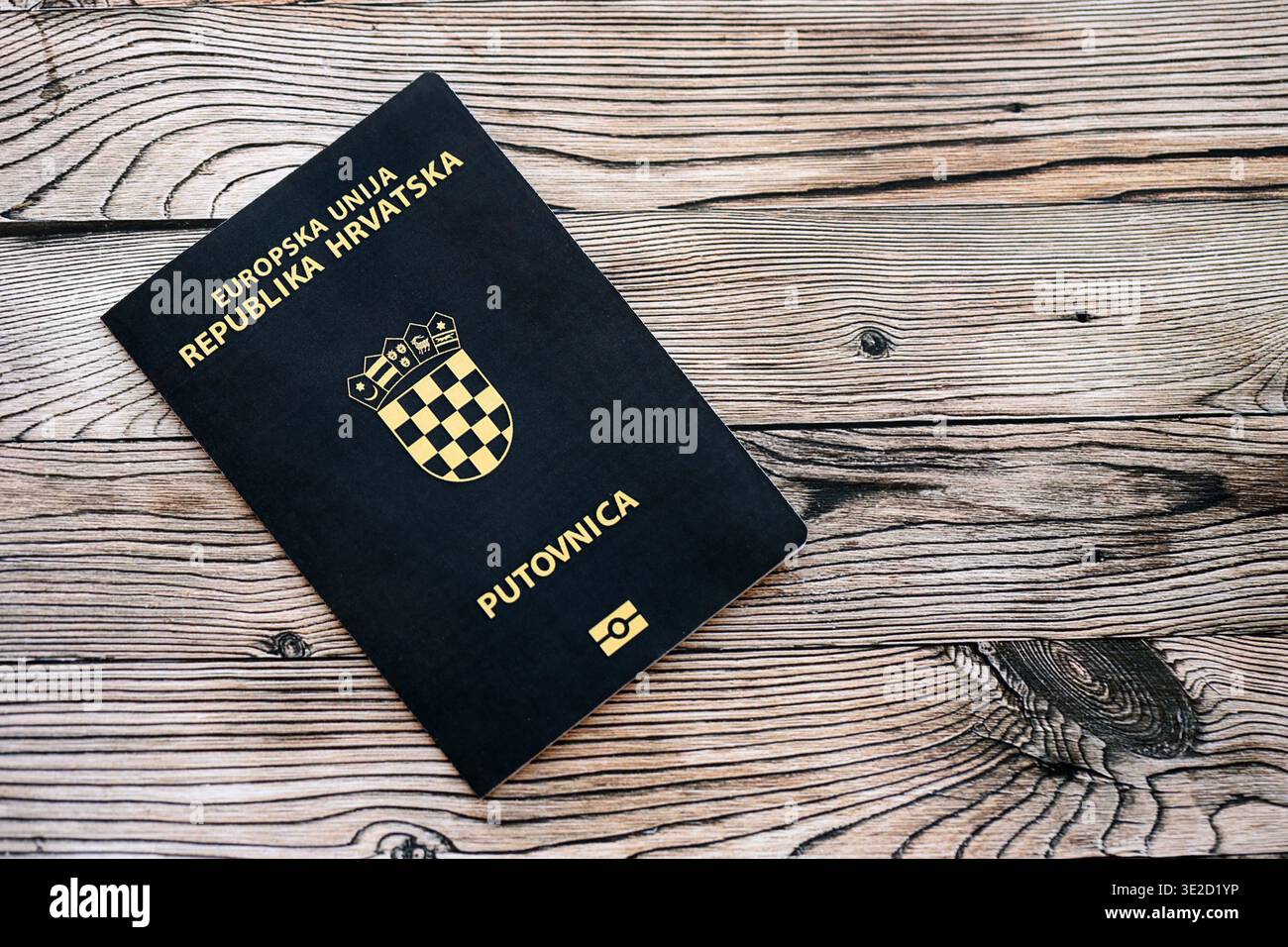 Passeport croate sur la table de près. Carnet officiel de documents d'identité pour les citoyens de Croatie. Concept de voyage et de tourisme en Croatie Banque D'Images