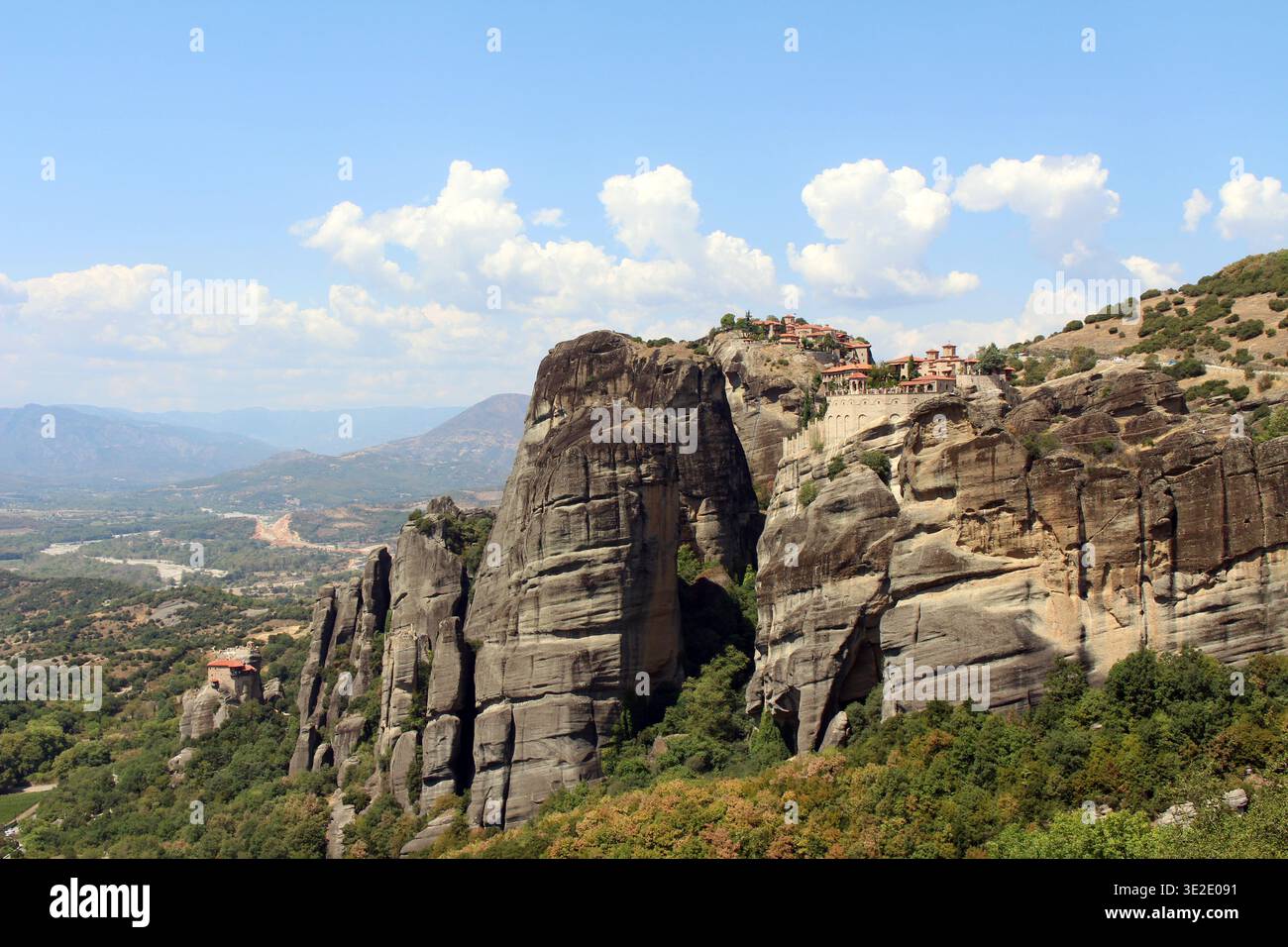 Meteora Monasteries Rocks paysage août 2024 vue panoramique de Great Meteoron, Varlaam, et St Nicolas en Grèce Banque D'Images
