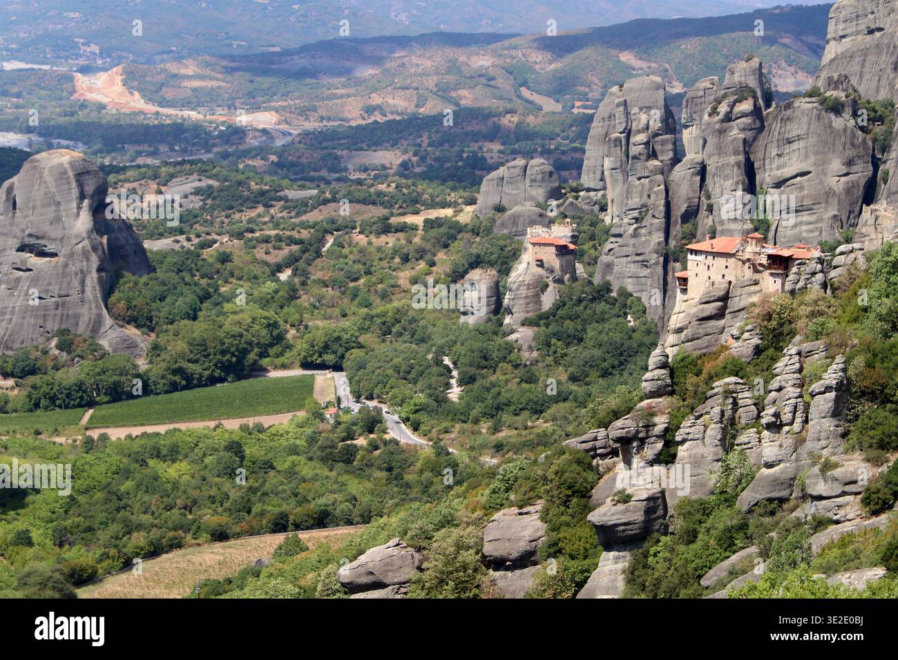 Monastères de Roussanou et Saint-Nicolas août 2024 complexe religieux sur des formations rocheuses géantes dans les Météores Grèce Banque D'Images