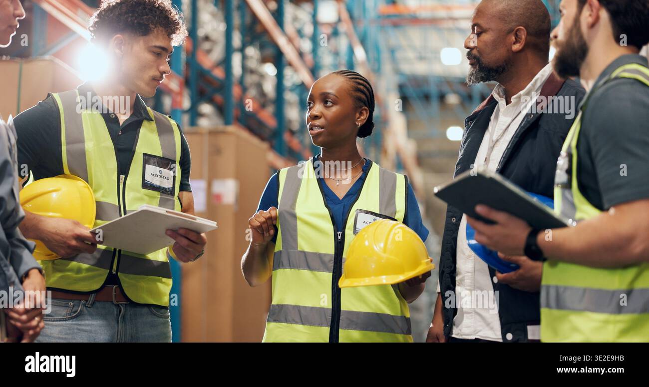 Logistique, réunion et personnes dans l'entrepôt avec discussion pour le contrôle des stocks, l'inventaire et les dossiers. Technologie, distribution et équipe avec e-commerce pour Banque D'Images