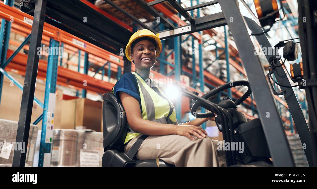 Logistique, chariot élévateur et femme noire avec portrait dans l'entrepôt, la chaîne d'approvisionnement et la gestion des stocks. Fusée, sourire et travailleur avec véhicule pour stock Banque D'Images