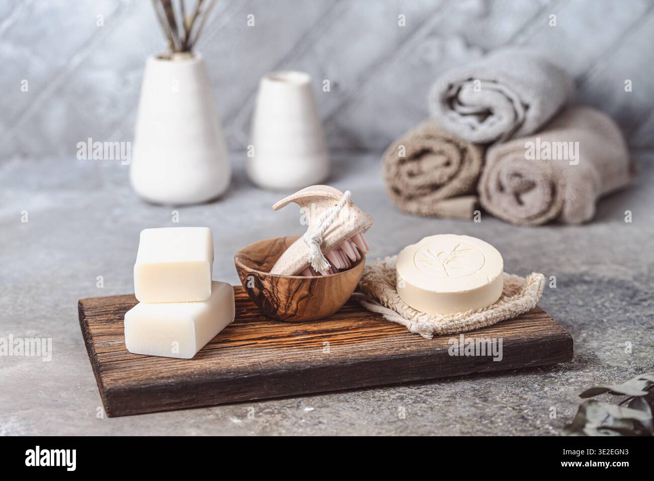 Divers savons et accessoires de bain sur fond bois et gris Banque D'Images