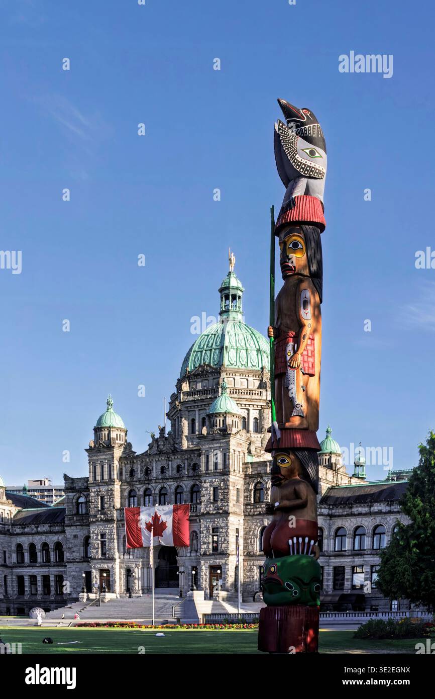 C.-B., Colombie-Britannique, Canada, drapeau du Canada, artiste Salish de la côte, Doug August, Totem du savoir, Assemblée législative de la Colombie-Britannique, Parlement Banque D'Images
