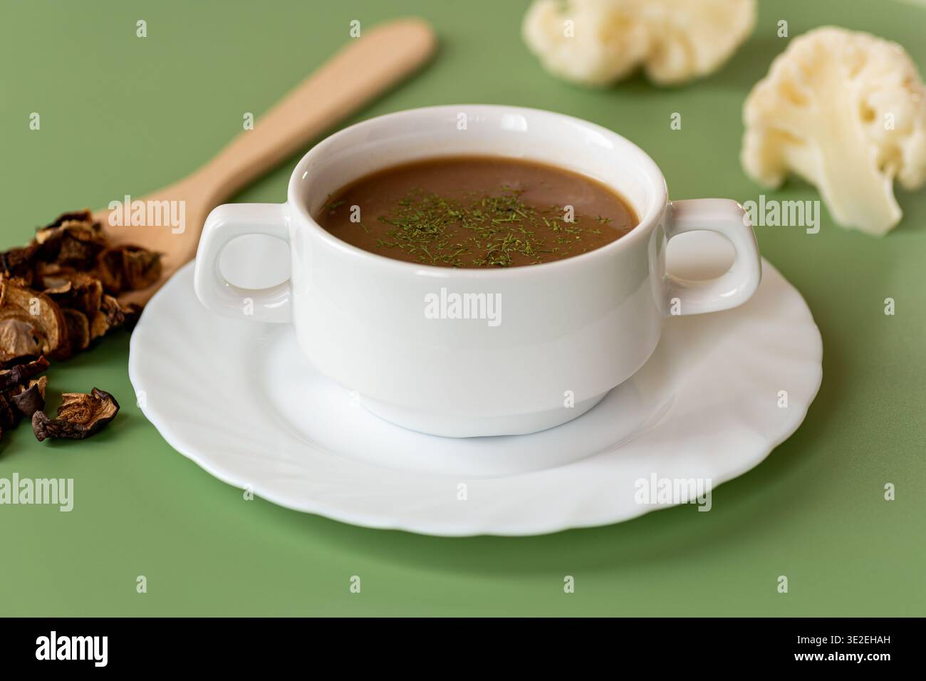 soupe de champignons maison avec garniture de champignons séchés. Banque D'Images