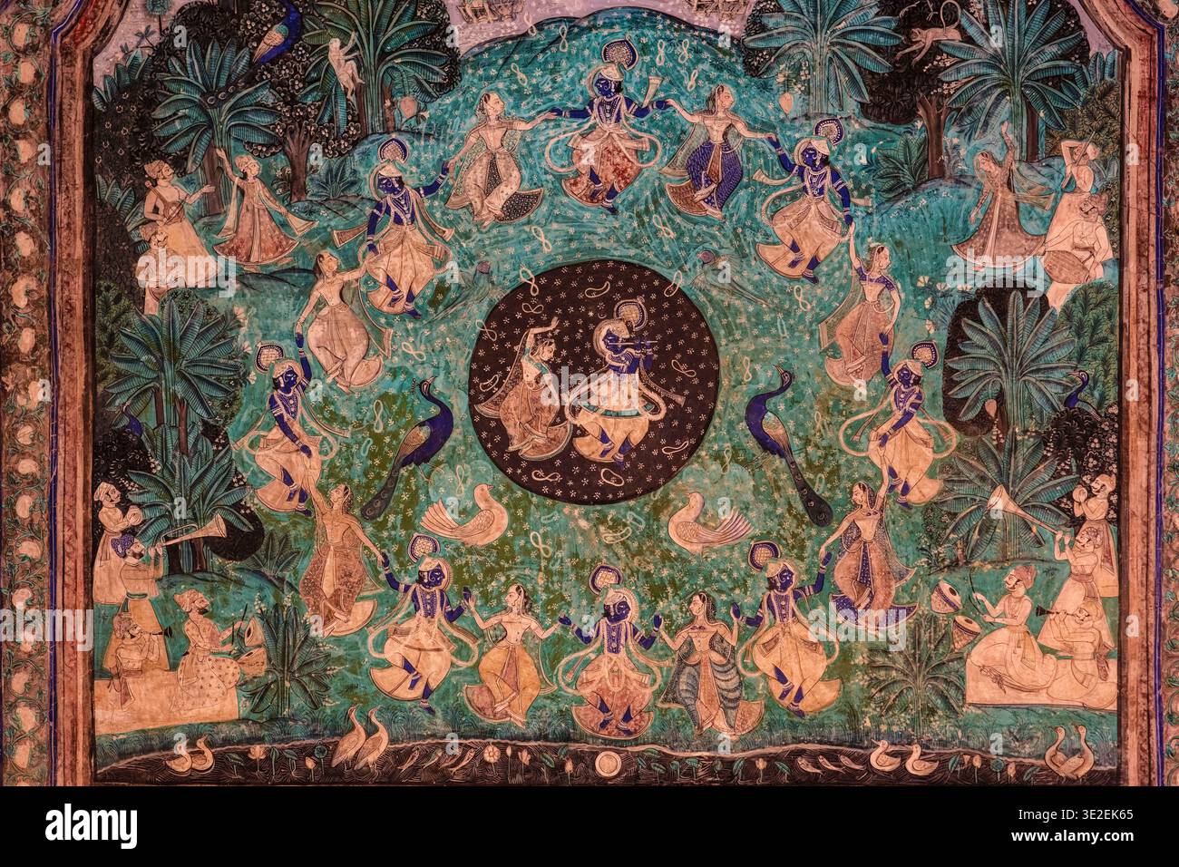 La danse circulaire Raslila est représentée dans une peinture murale détaillée dans la Chitrashala à Bundi, avec des figures et des paons. Banque D'Images