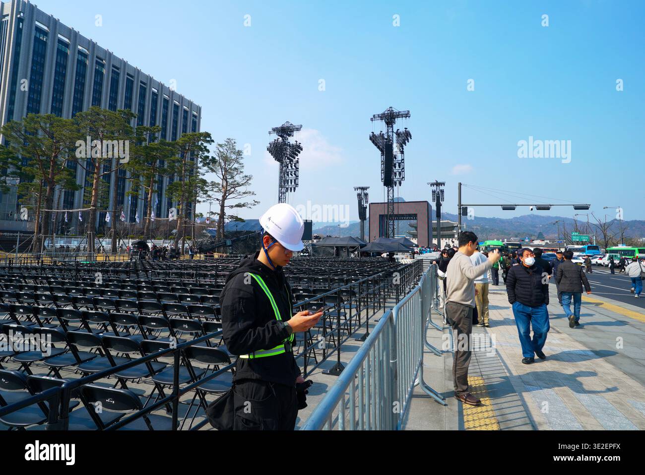 Un travailleur de la sécurité publique pendant la préparation du concert BTS à la place Gwanghwamun, Séoul, Corée du Sud. Banque D'Images
