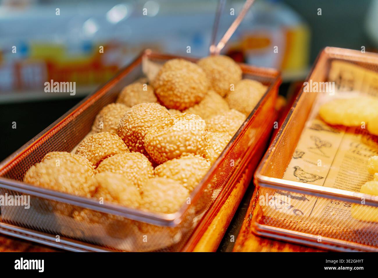 Boules de sésame glutineuses chinoises dans un restaurant Banque D'Images