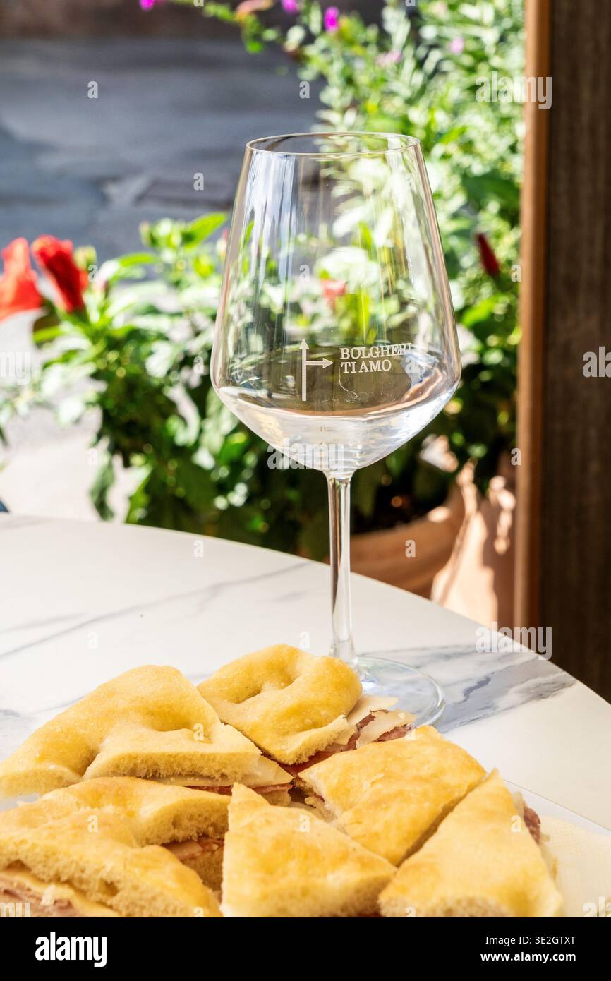 Verre de vin et sandwichs focaccia sur la table du café en plein air Banque D'Images