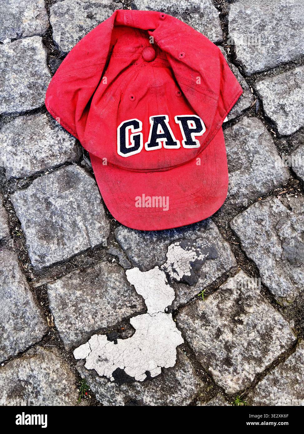 GAP Cap perdu dans une rue de Montmartre - Paris - France - Image de stock capturée avec un smartphone