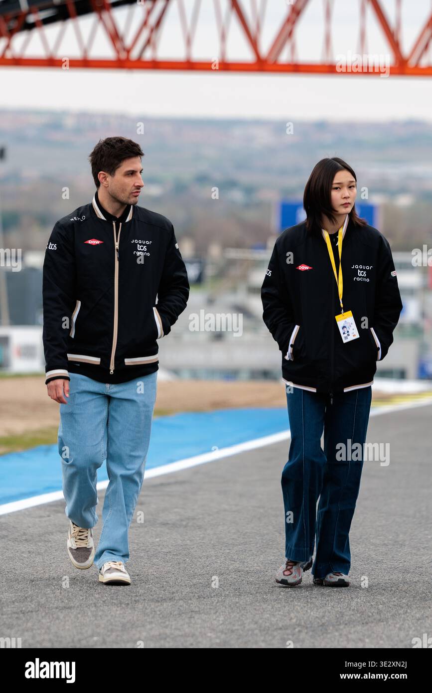Madrid, Espagne. 20 mars 2026. Mitch Evans et Juju Noda de l'écurie Jaguar TCS Formula E Team participent à une marche sur circuit au Circuito del Jarama lors du week-end E-Prix de formule E Cupra Raval Madrid le 20 mars 2026 à Madrid, en Espagne. Banque D'Images