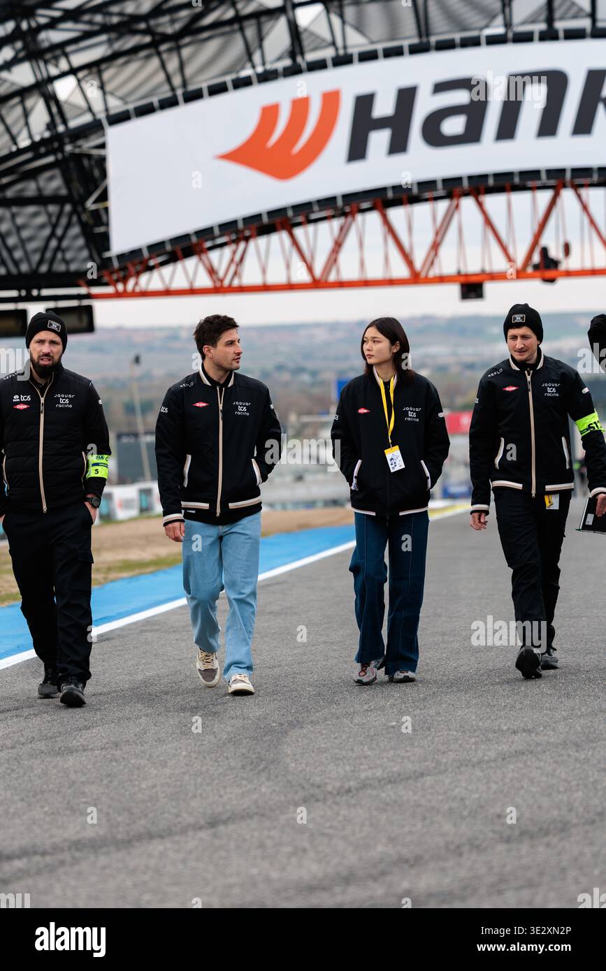 Madrid, Espagne. 20 mars 2026. Mitch Evans et Juju Noda de l'écurie Jaguar TCS Formula E Team participent à une marche sur circuit au Circuito del Jarama lors du week-end E-Prix de formule E Cupra Raval Madrid le 20 mars 2026 à Madrid, en Espagne. Banque D'Images