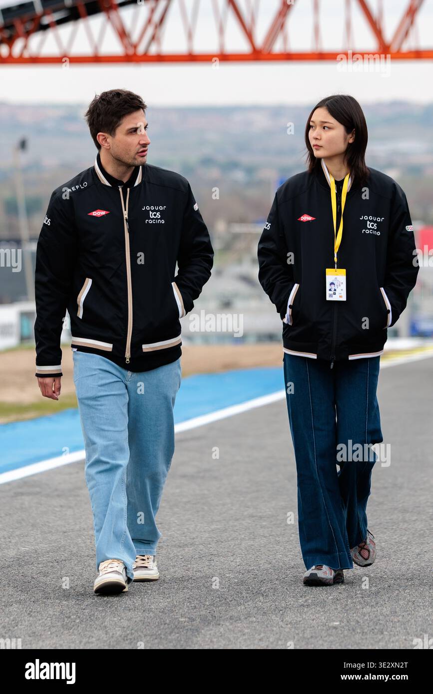 Madrid, Espagne. 20 mars 2026. Mitch Evans et Juju Noda de l'écurie Jaguar TCS Formula E Team participent à une marche sur circuit au Circuito del Jarama lors du week-end E-Prix de formule E Cupra Raval Madrid le 20 mars 2026 à Madrid, en Espagne. Banque D'Images