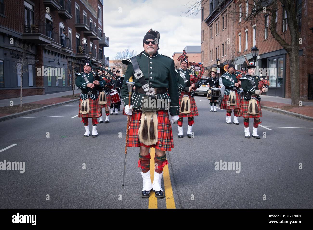 Major de batterie et leader de l'Amerscot Highlands Pipe Band march au début du défilé de la St Patrick en 2026 à Beacon, New York. Banque D'Images