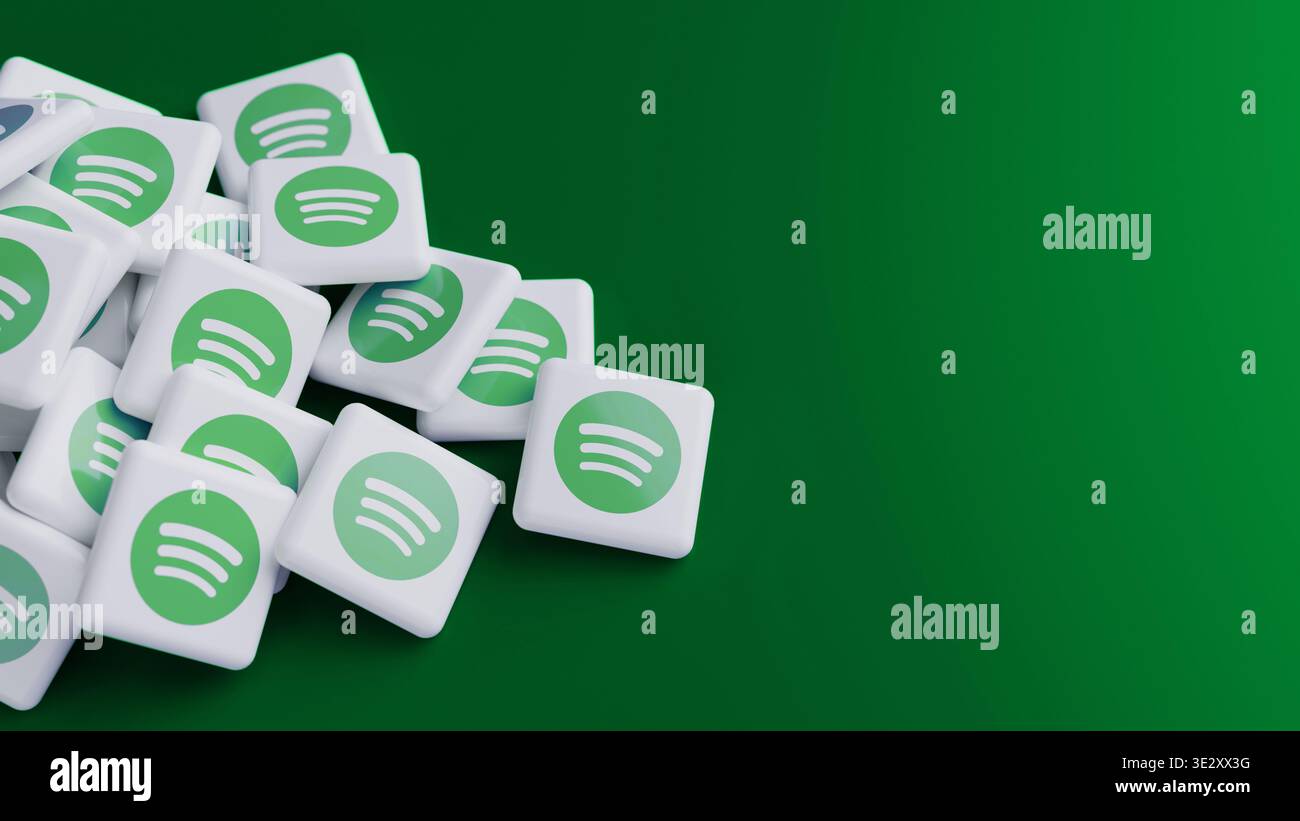 Logo de la plate-forme de streaming de musique en ligne et de podcast Spotify dans une grande pile sur fond vert avec espace de copie comme en-tête de bannière Web Banque D'Images