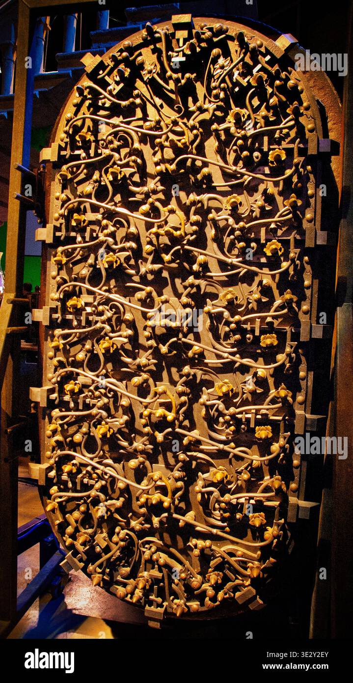 Gringotts Wizarding Bank Vault Door : Warner Bros Studio Tour, Studio Tour Dr, Leavesden, Watford WD25 7LR Royaume-Uni Banque D'Images