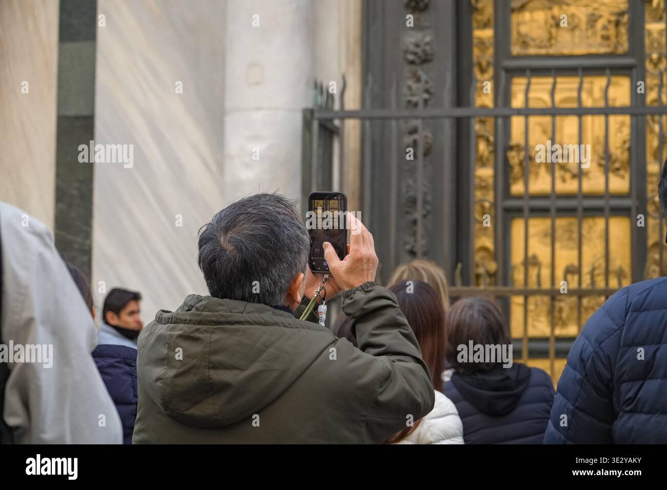 Touriste photographiant les portes en bronze doré du Baptistère de Florence. Florence, Italie. Chef-d'œuvre de la Renaissance, portes du Paradis. Banque D'Images