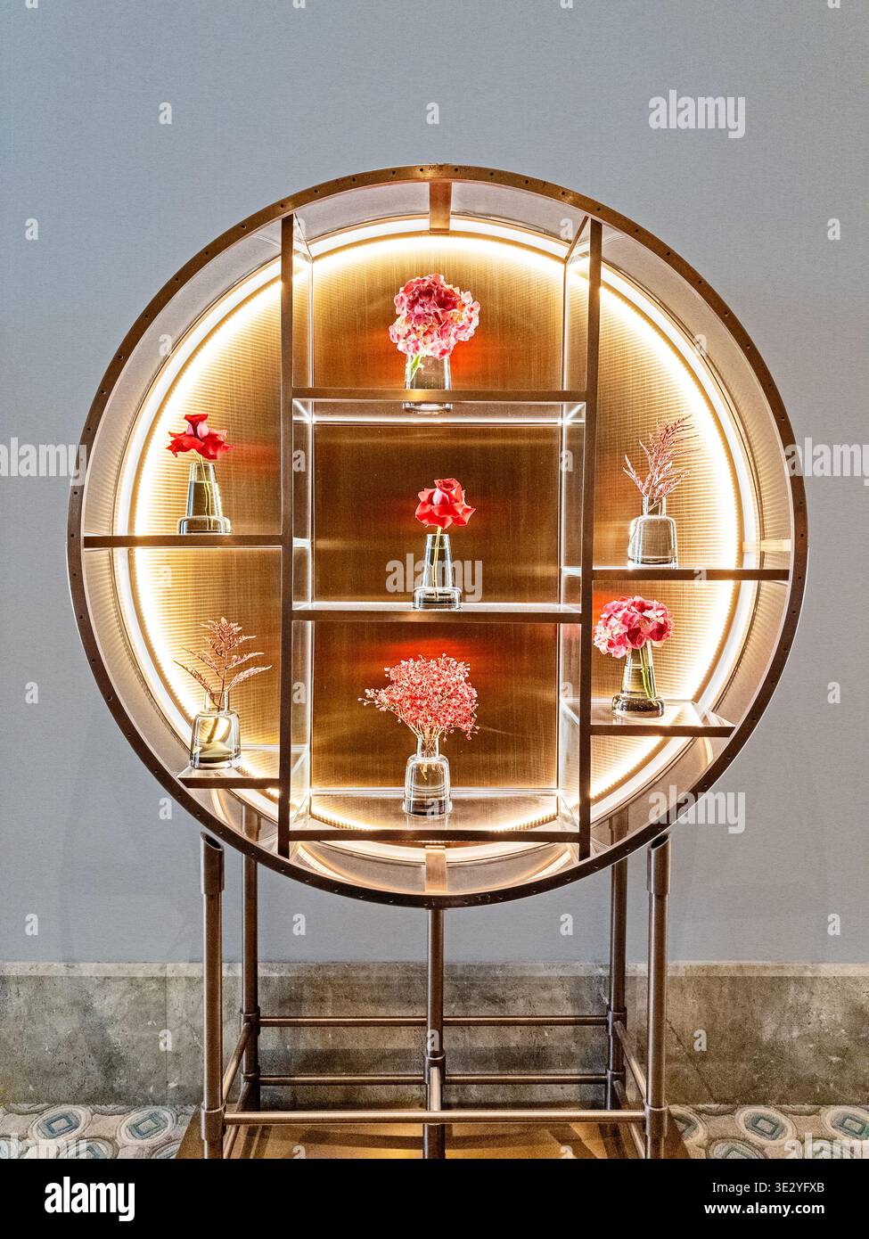 Une nature morte avec des objets de luxe dans une petite vitrine est située dans le couloir d'un bâtiment à Riyad, en Arabie Saoudite. Banque D'Images