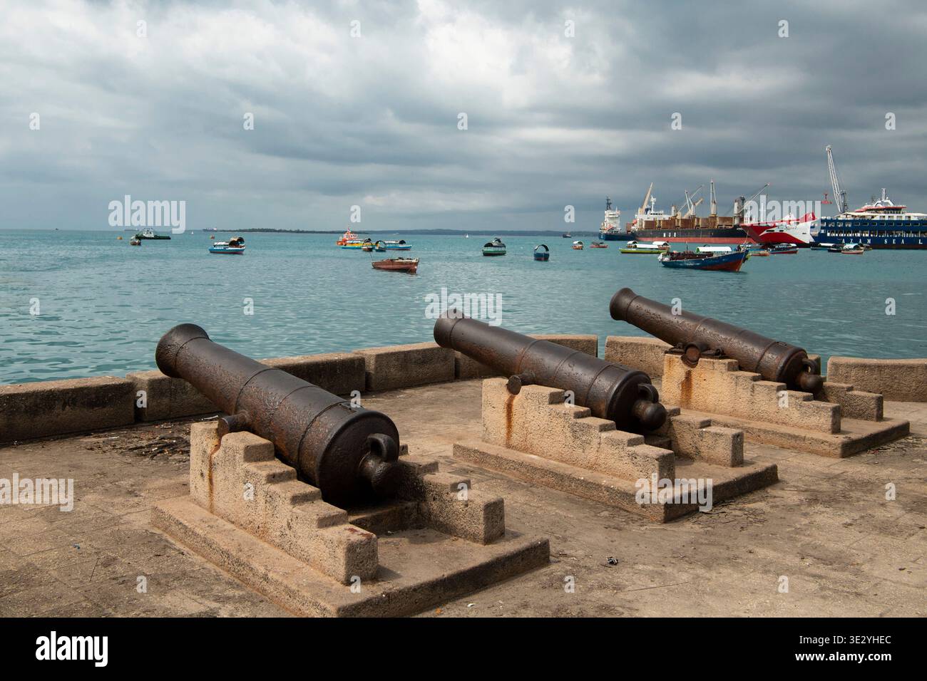 Canons historiques aux jardins Forodhani, Stone Town, Zanzibar, Tanzanie Banque D'Images