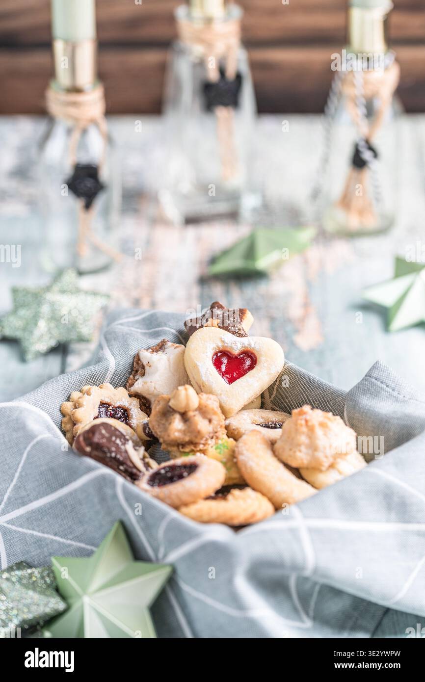 Variété de biscuits de noël sur une table avec décoration de noël en arrière-plan, verticale Banque D'Images