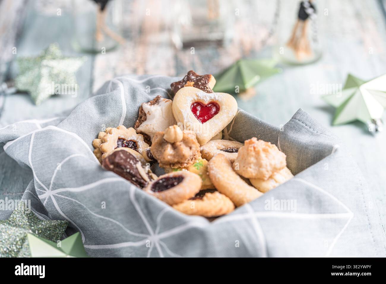Variété de biscuits de noël sur une table avec décoration de noël en arrière-plan. Banque D'Images