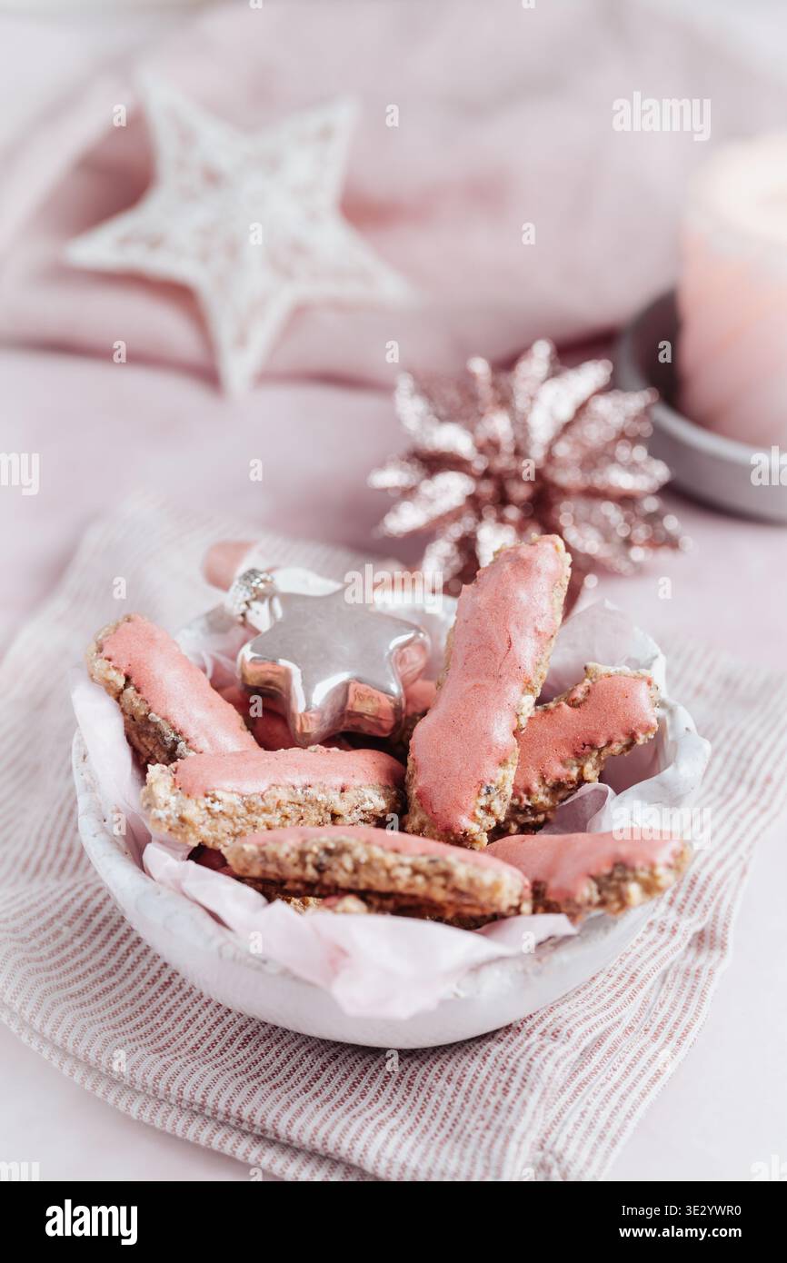 Biscuits de Noël avec glaçage au sucre rose sur fond rose, vertical Banque D'Images