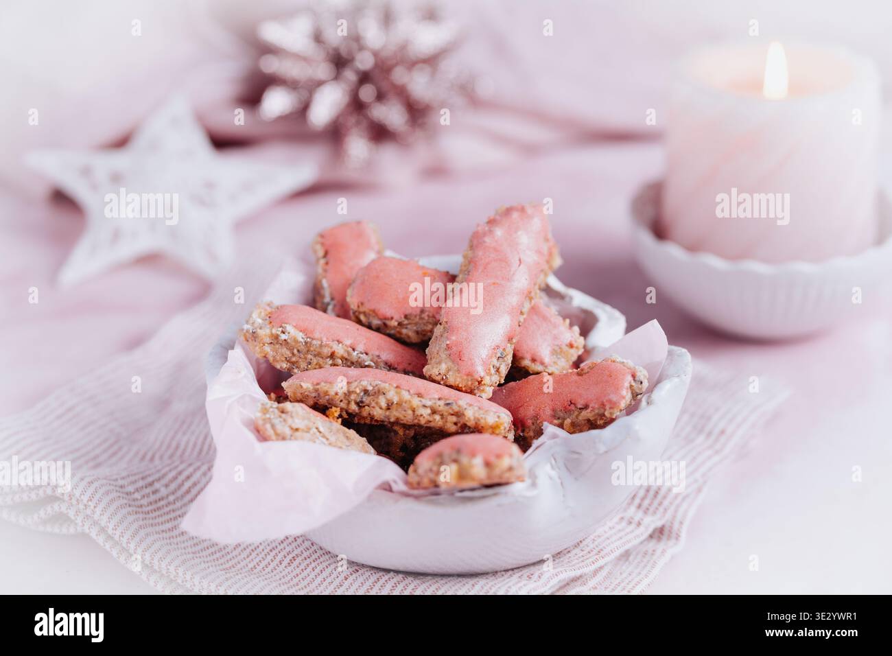 Biscuits de Noël avec glaçage de sucre rose sur fond rose. Banque D'Images