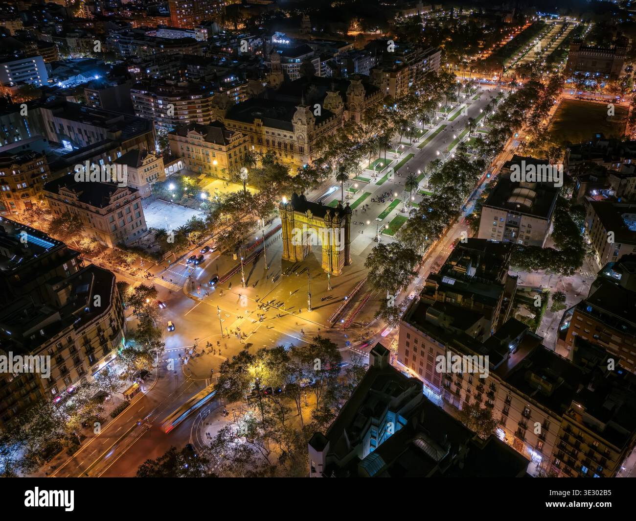 Vue aérienne de nuit de l'horizon illuminé de Barcelone avec le monument Arc de Triomf, Espagne Banque D'Images