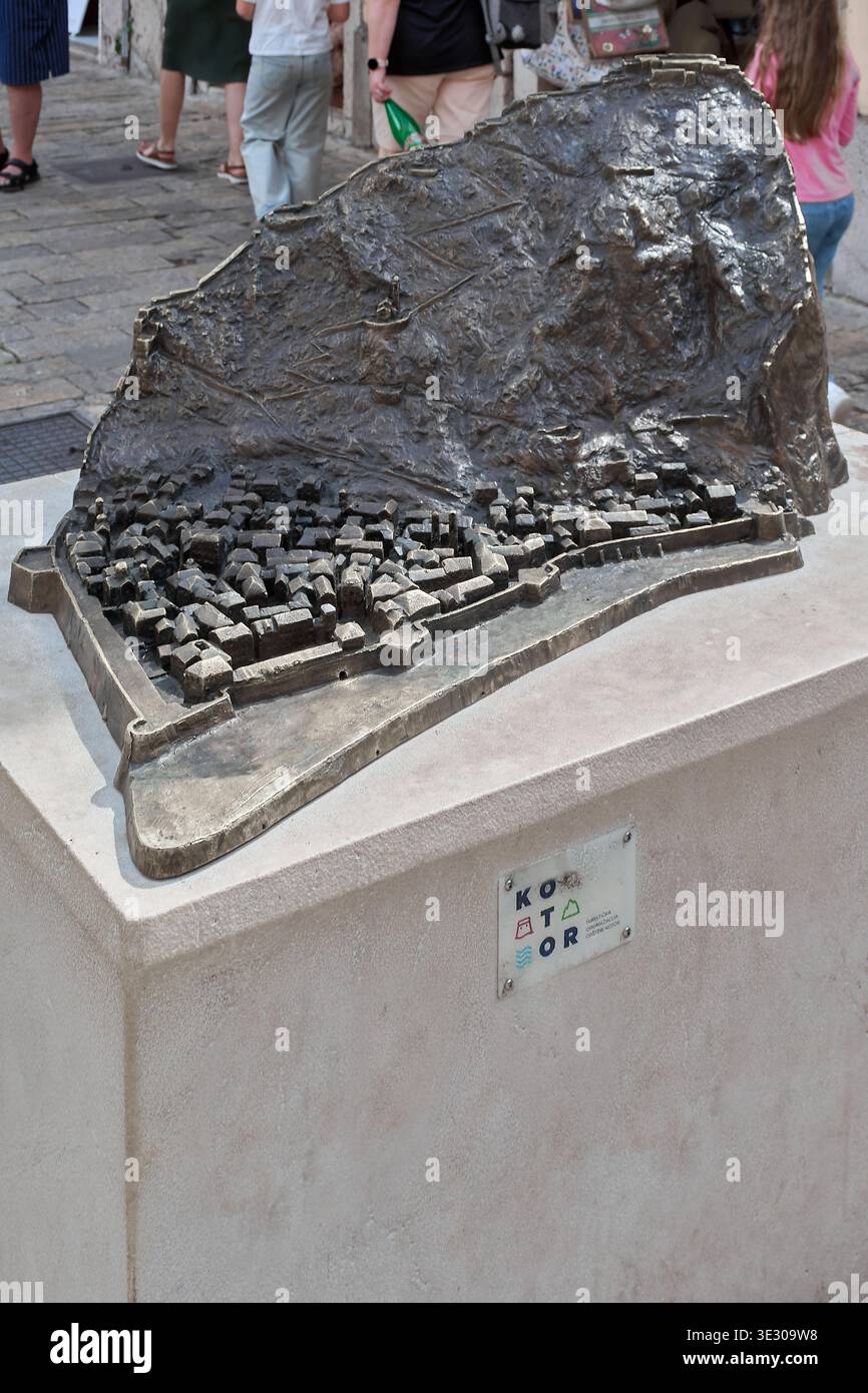 Kotor. Monténégro - 20 mars 2026 : maquette en bronze de la vieille ville et de la forteresse de Kotor exposée sur un piédestal en pierre sur une place publique pour la visite Banque D'Images