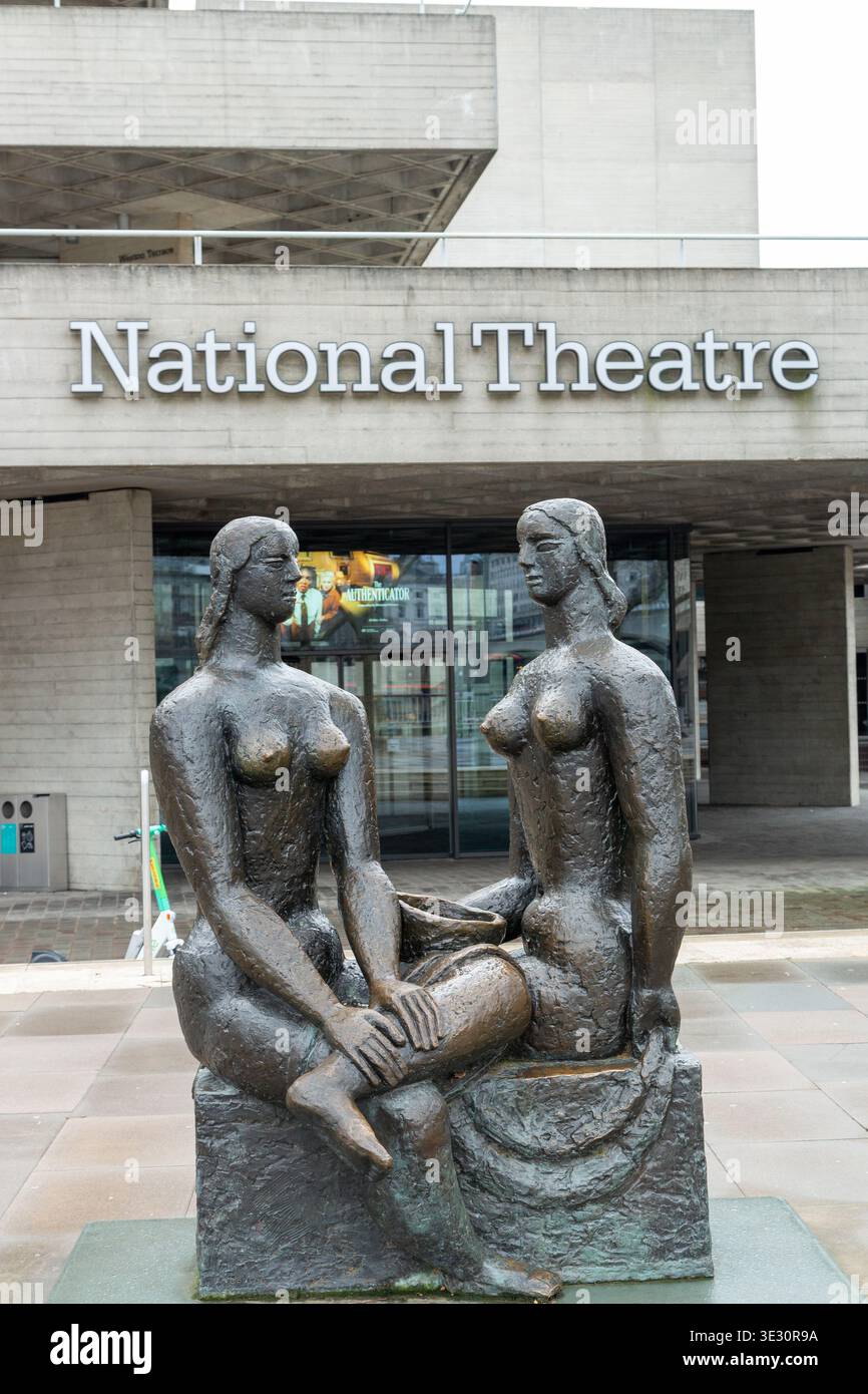 L'entrée du National Theatre de Londres, avec la sculpture en bronze « London Pride ». Banque D'Images