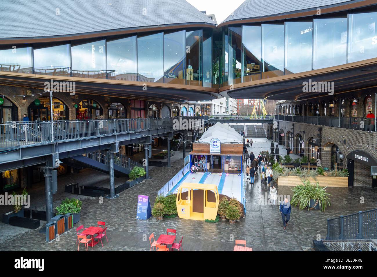 Coal Drops Yard à King's Cross, Londres, un quartier populaire de boutiques et de restaurants, avec les « toits embrassants » conçus par Heatherwick Studio Banque D'Images