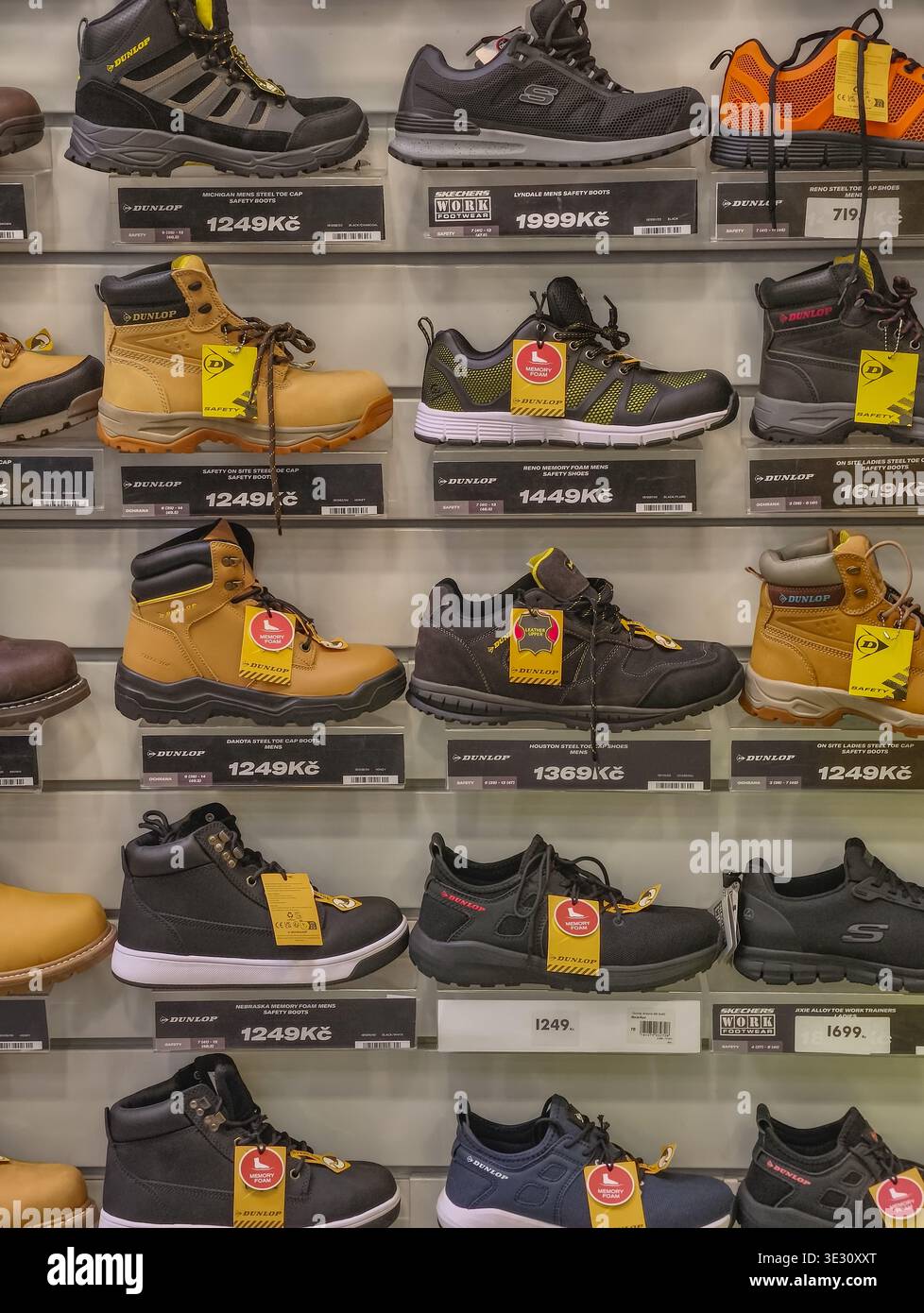 Prague, République tchèque - 20 mars 2026 : vue intérieure d'un mur de magasin de chaussures affichant une vaste collection des baskets les plus célèbres et les plus à la mode Banque D'Images