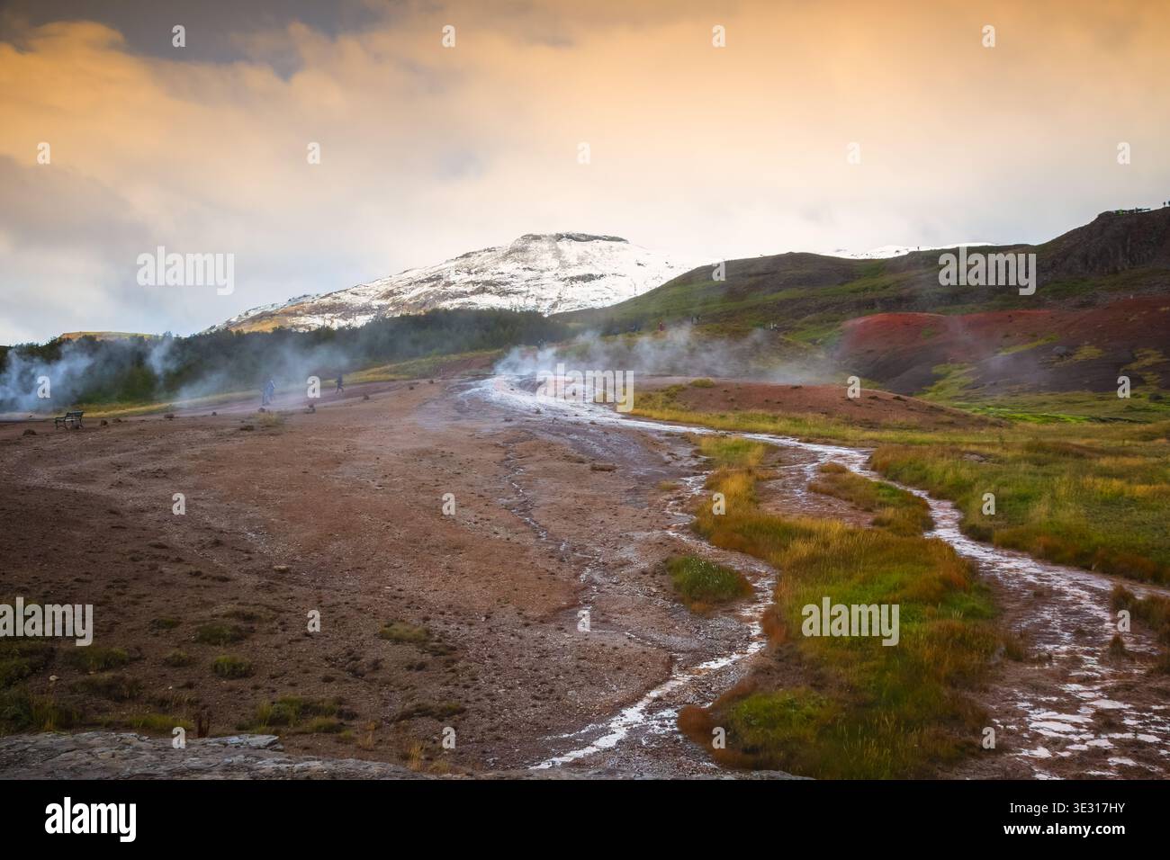 Coucher de soleil dans la zone géothermique de Haukadalur en Islande Banque D'Images