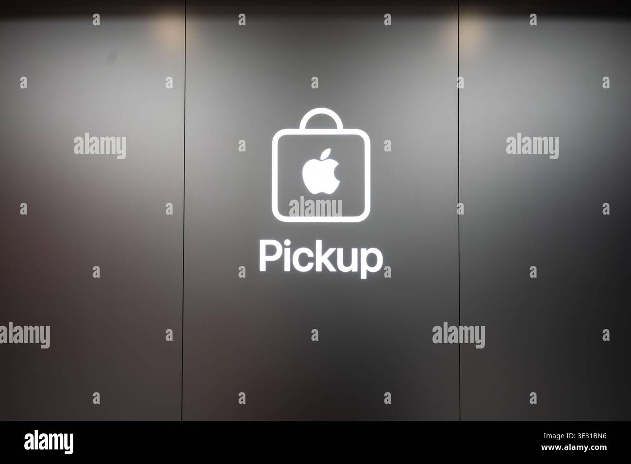 Hong Kong, Chine - 21 septembre 2025 : vue de l'icône de ramassage et de la signalétique textuelle sur un mur gris de l'Apple Store à l'intérieur du centre commercial IFC. Banque D'Images